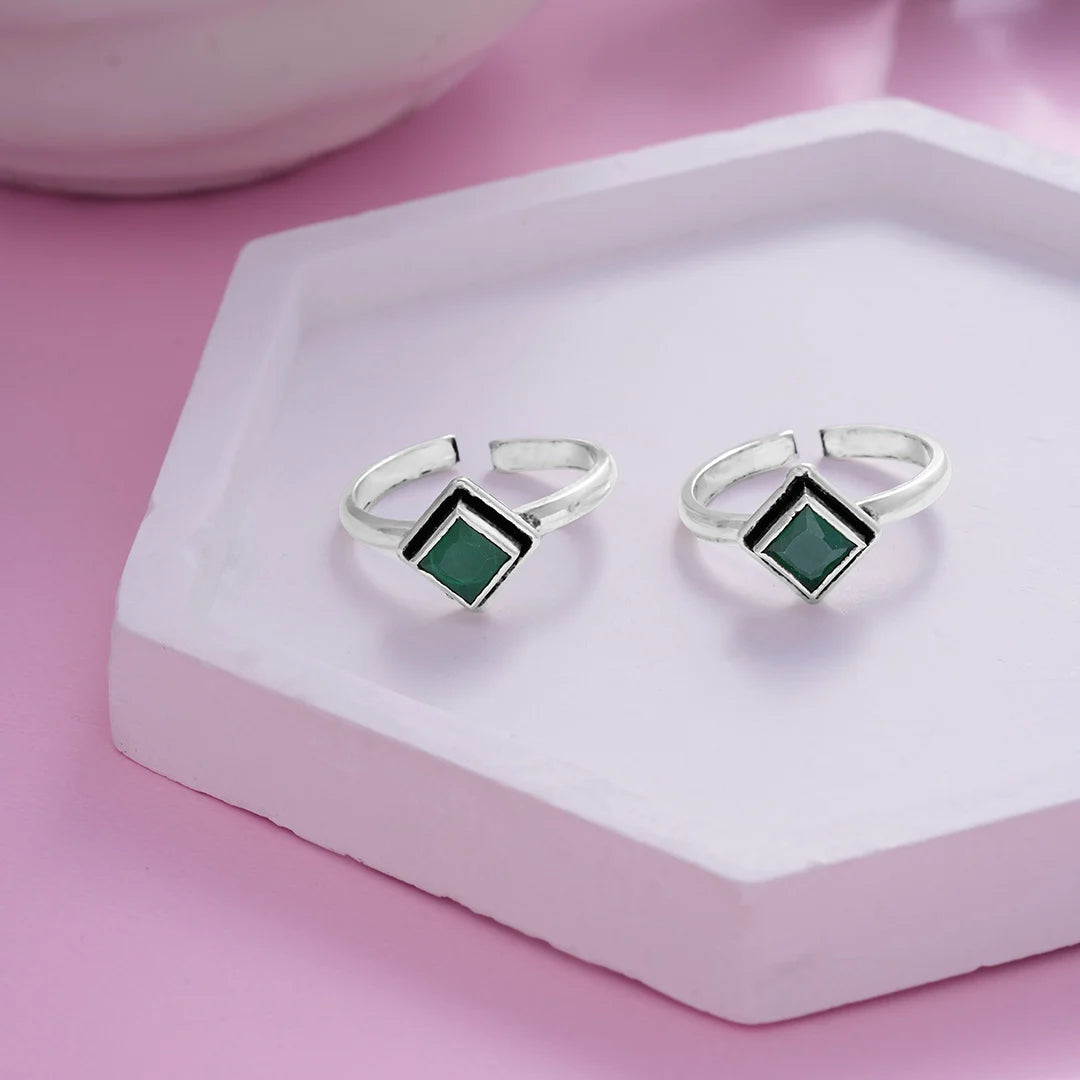 925 Silver Emerald Square Toe Ring Ishna