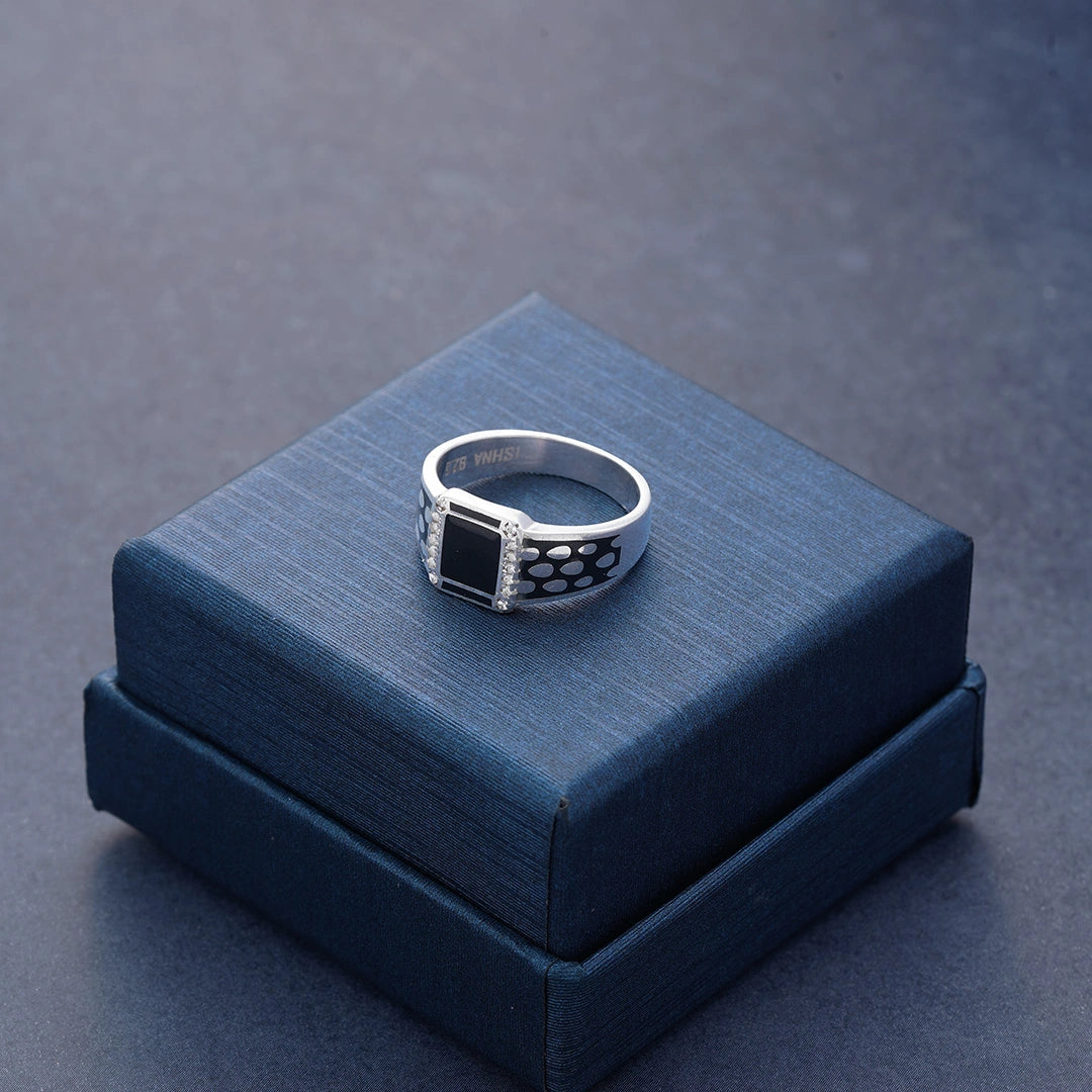Black Silver Signet Ring i n Silver Ishna