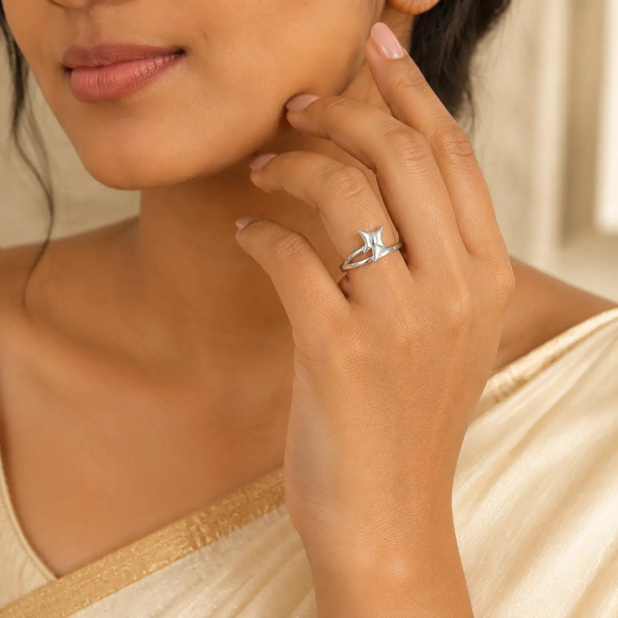 Bow Charm Ring in Sterling Silver Ishna