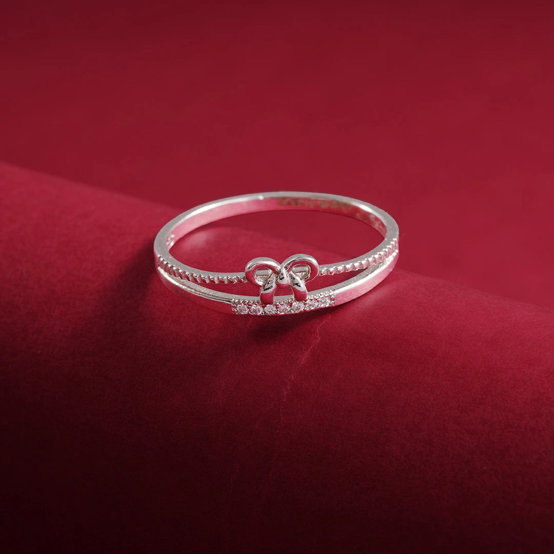 Elegant silver bow jewellery ring
