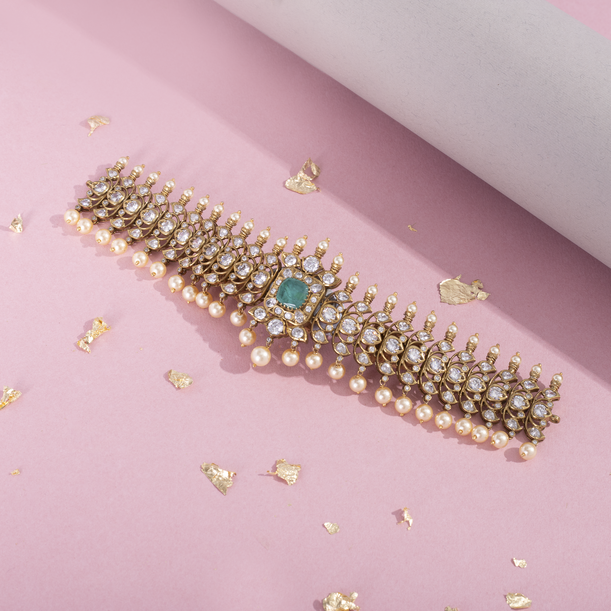 Emerald stone pearl choker