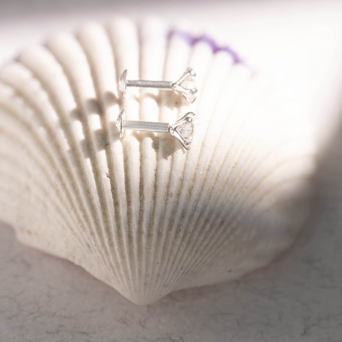 Geometric triangle silver side ear stud