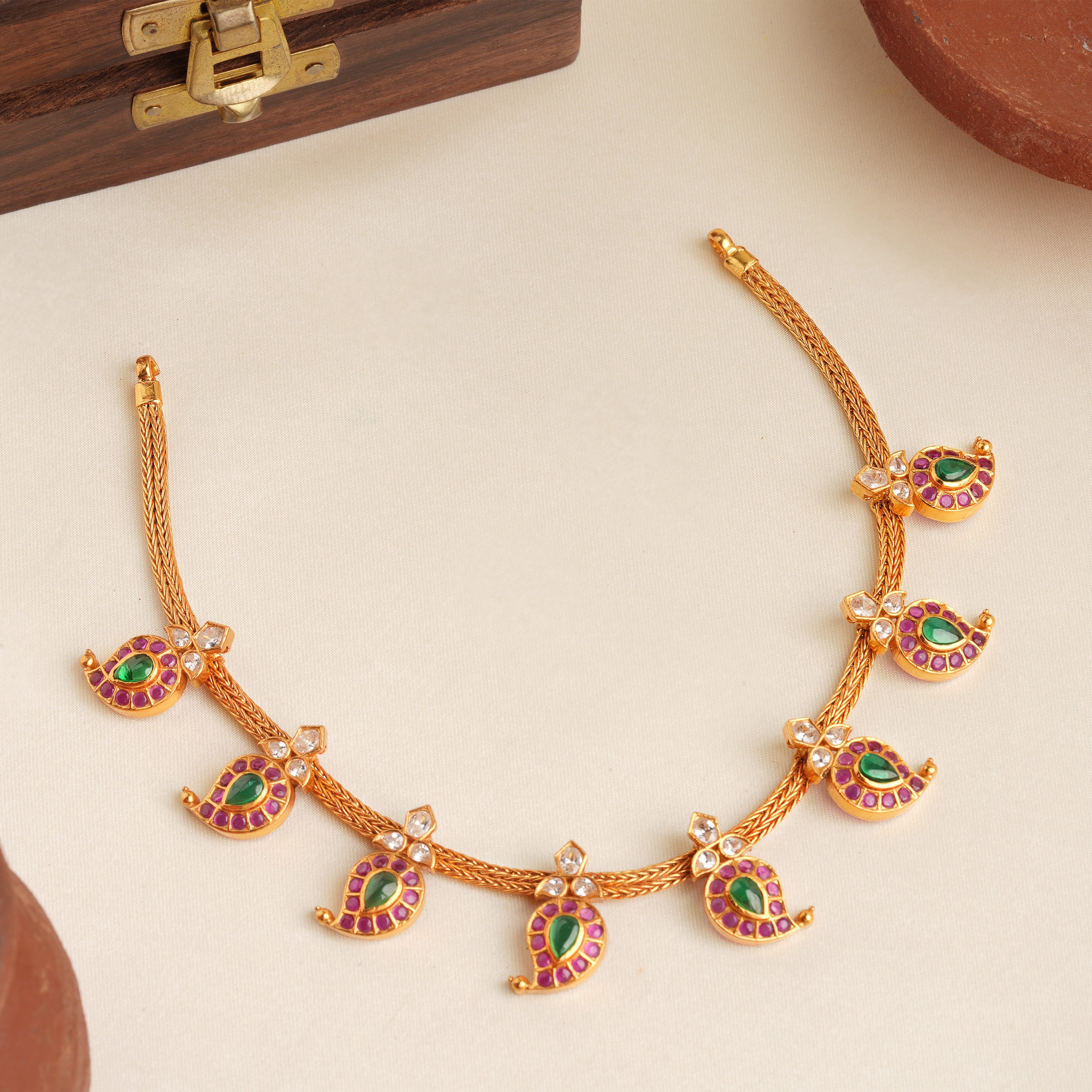Gold-plated leaf motif Kundan necklace
