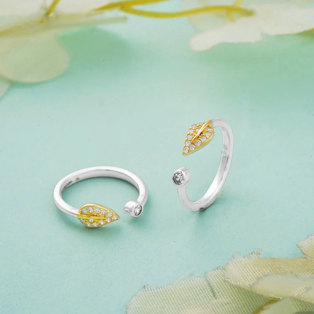 Gold accent leaf toe ring in silver