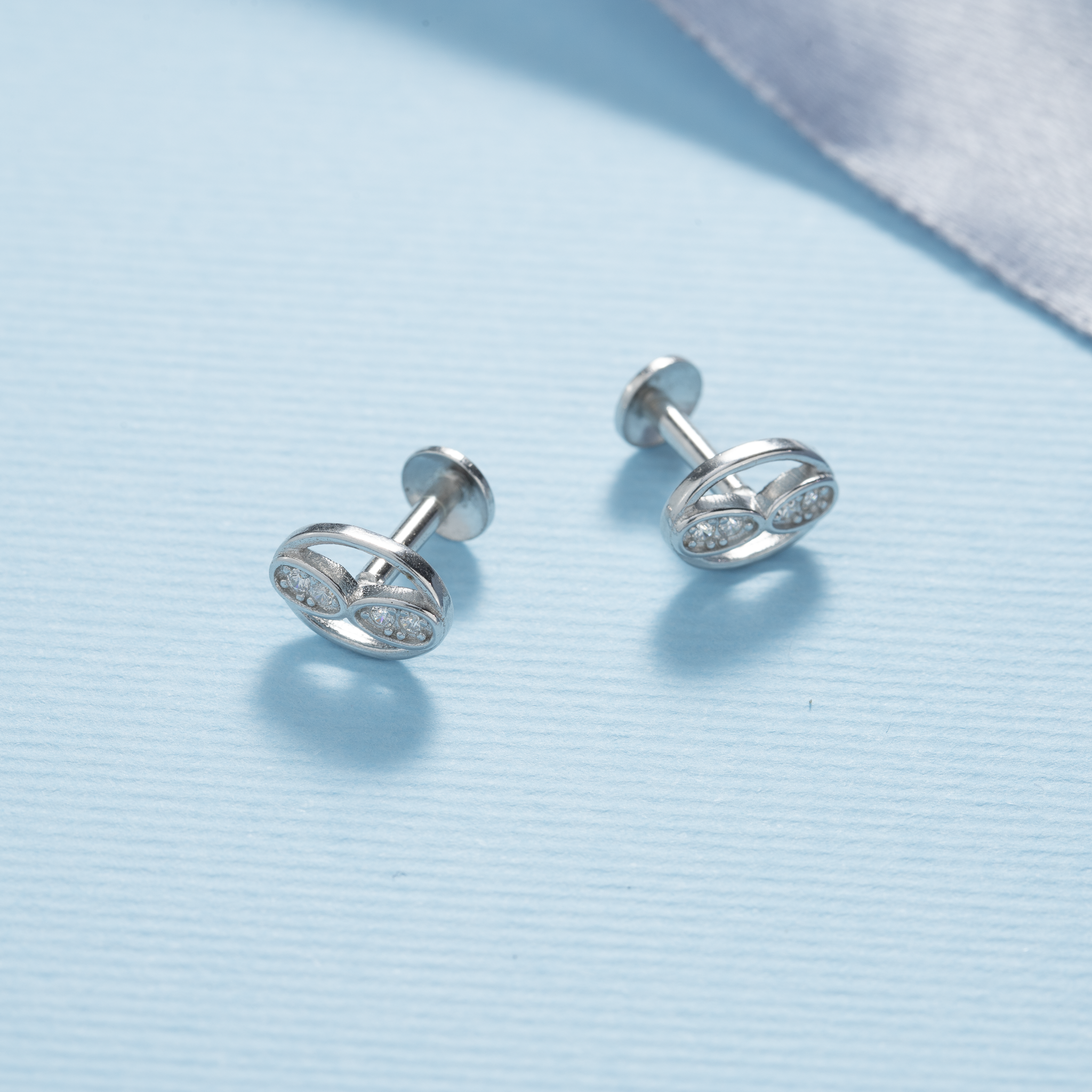 Infinity style round silver stud earrings
