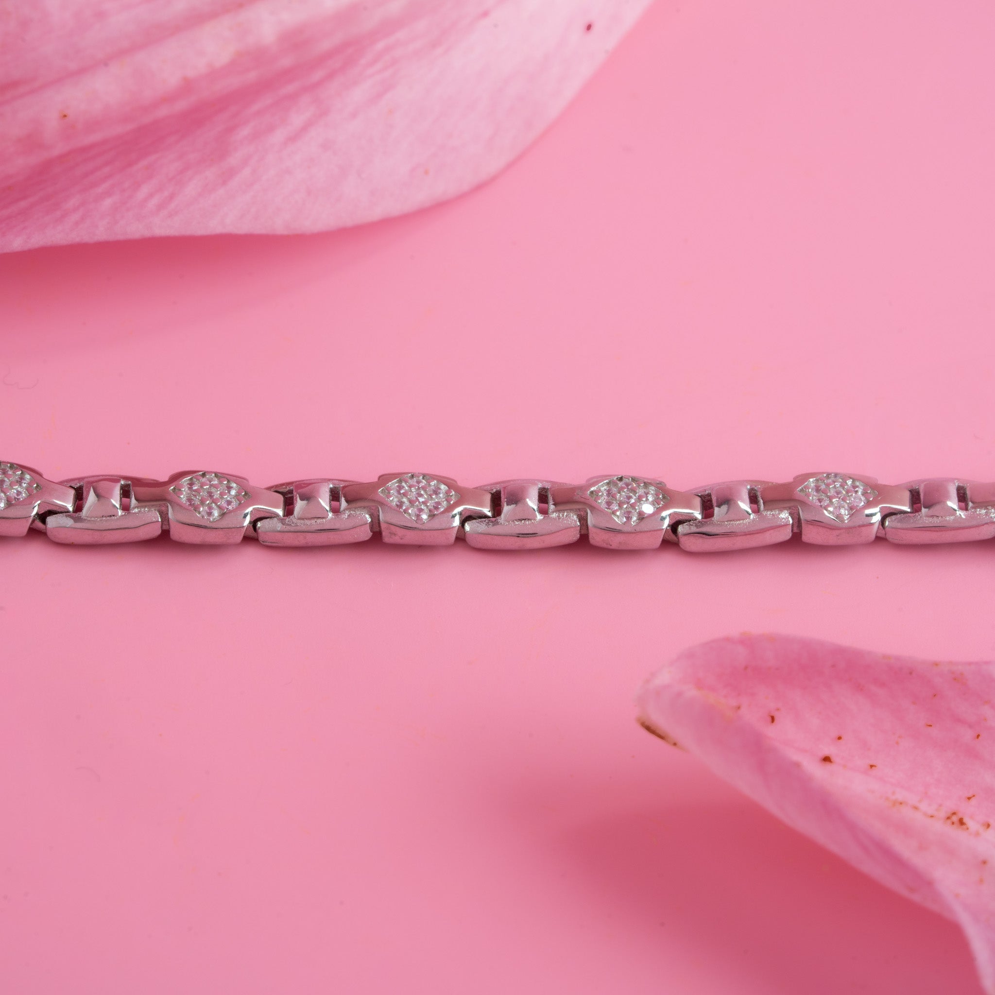 Kids silver bracelet sparkling detail