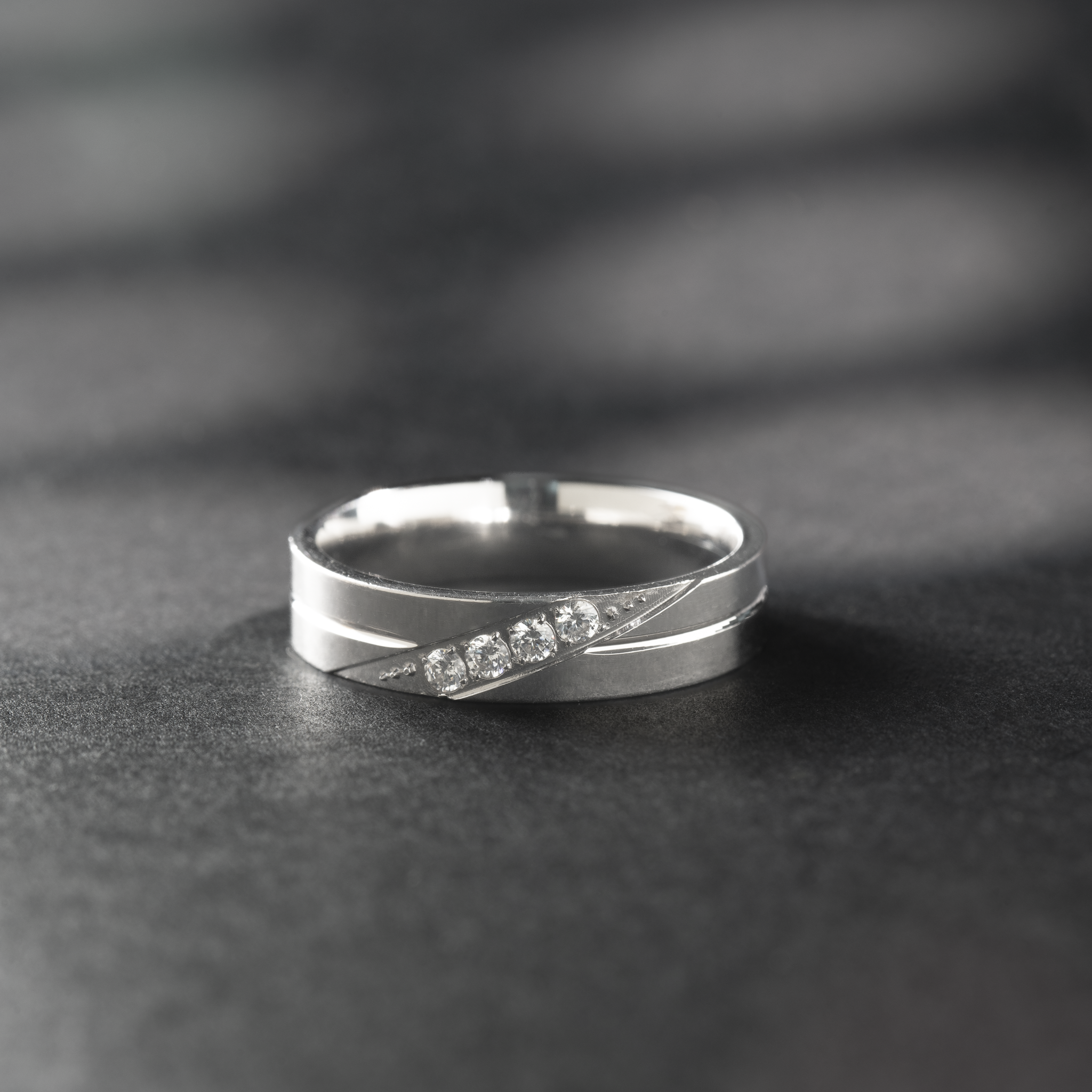 Modern silver band ring design