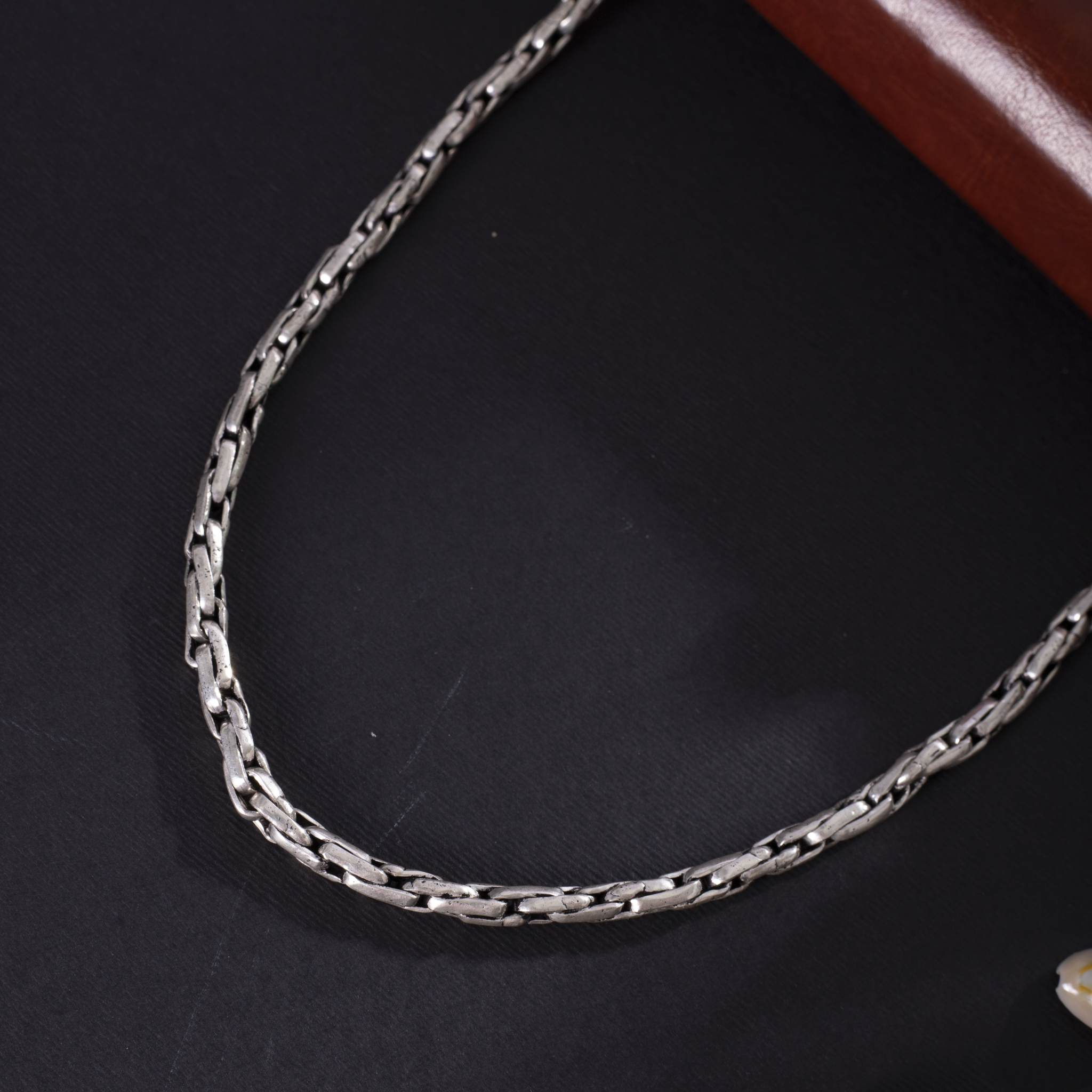 Polished interlocking link silver chain
