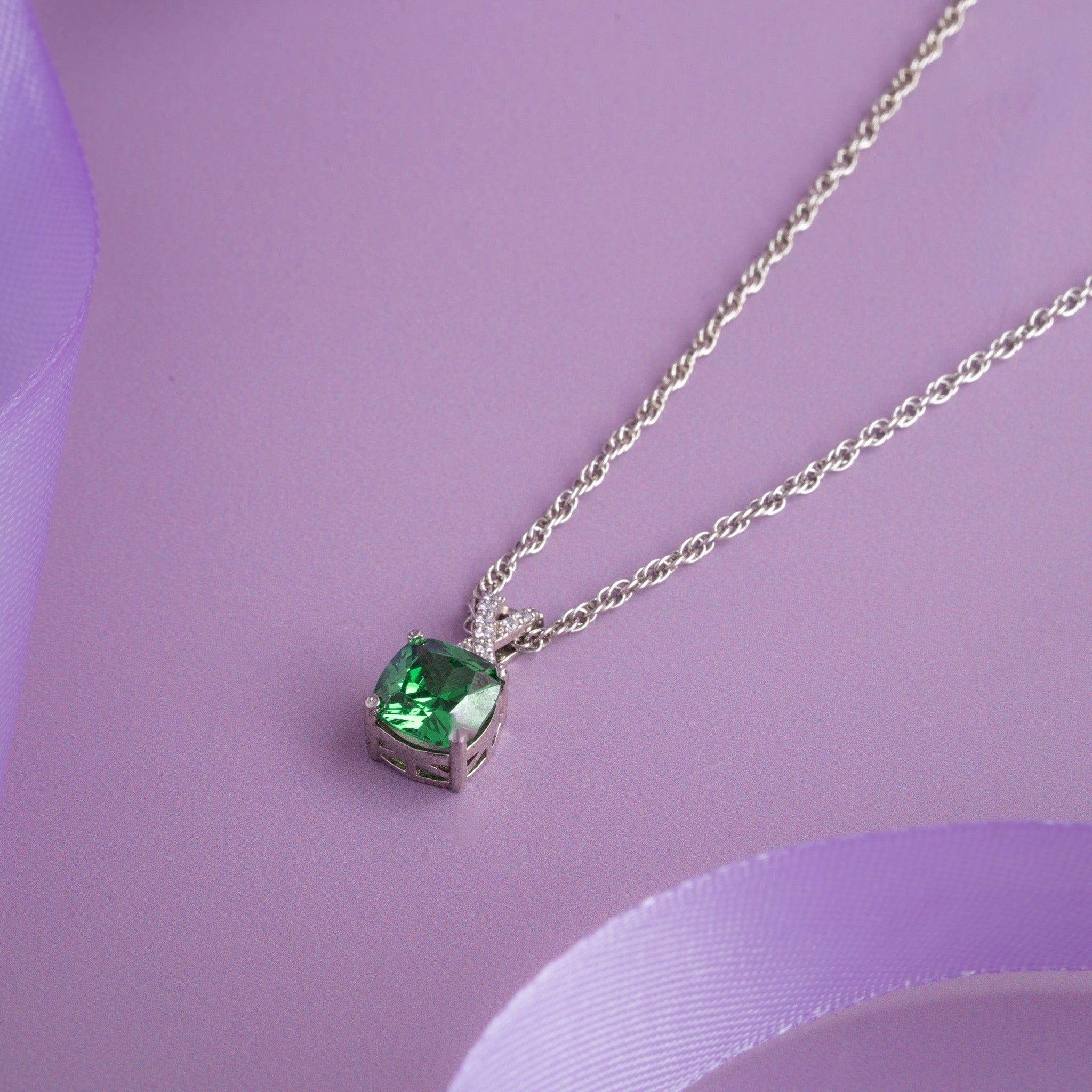 Elegant Silver Chain with Prominent Green Pendant