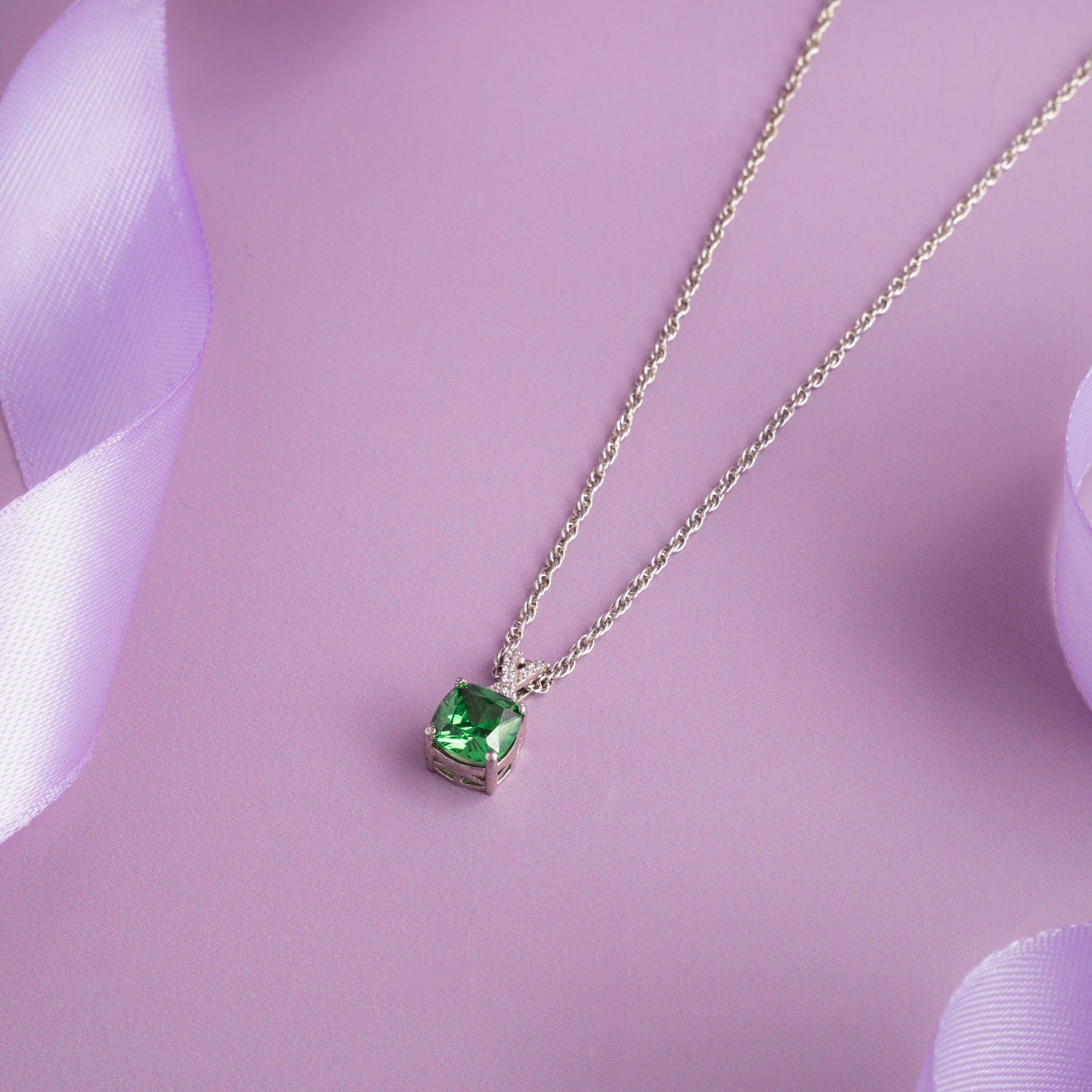 Elegant Silver Chain with Prominent Green Pendant