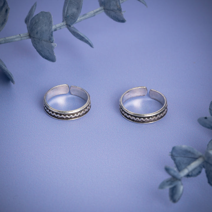 Antique Silver Toe Ring with Traditional Engraved Design