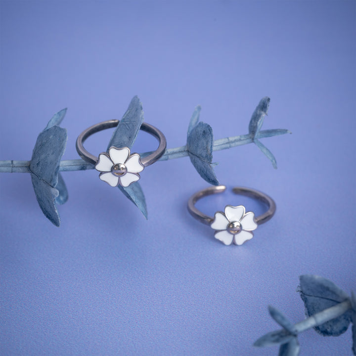 Elegant White Floral Toe Ring in Silver