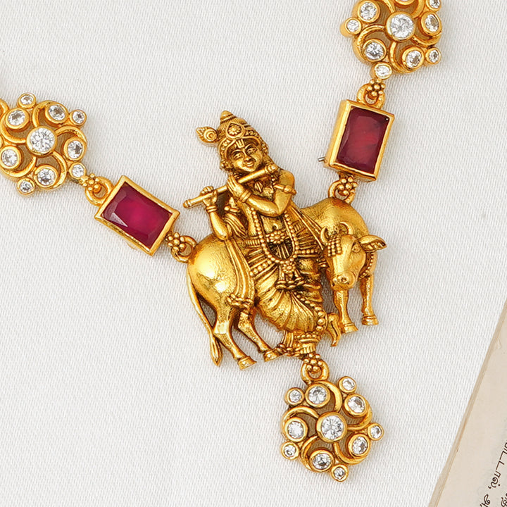 Short antique gold necklace with floral design and red stones