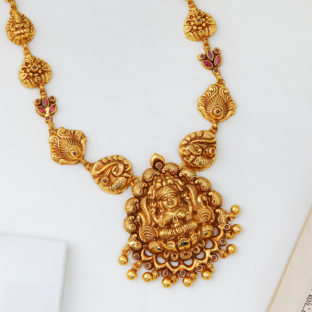 Short temple-style necklace featuring Goddess Lakshmi and paisley links