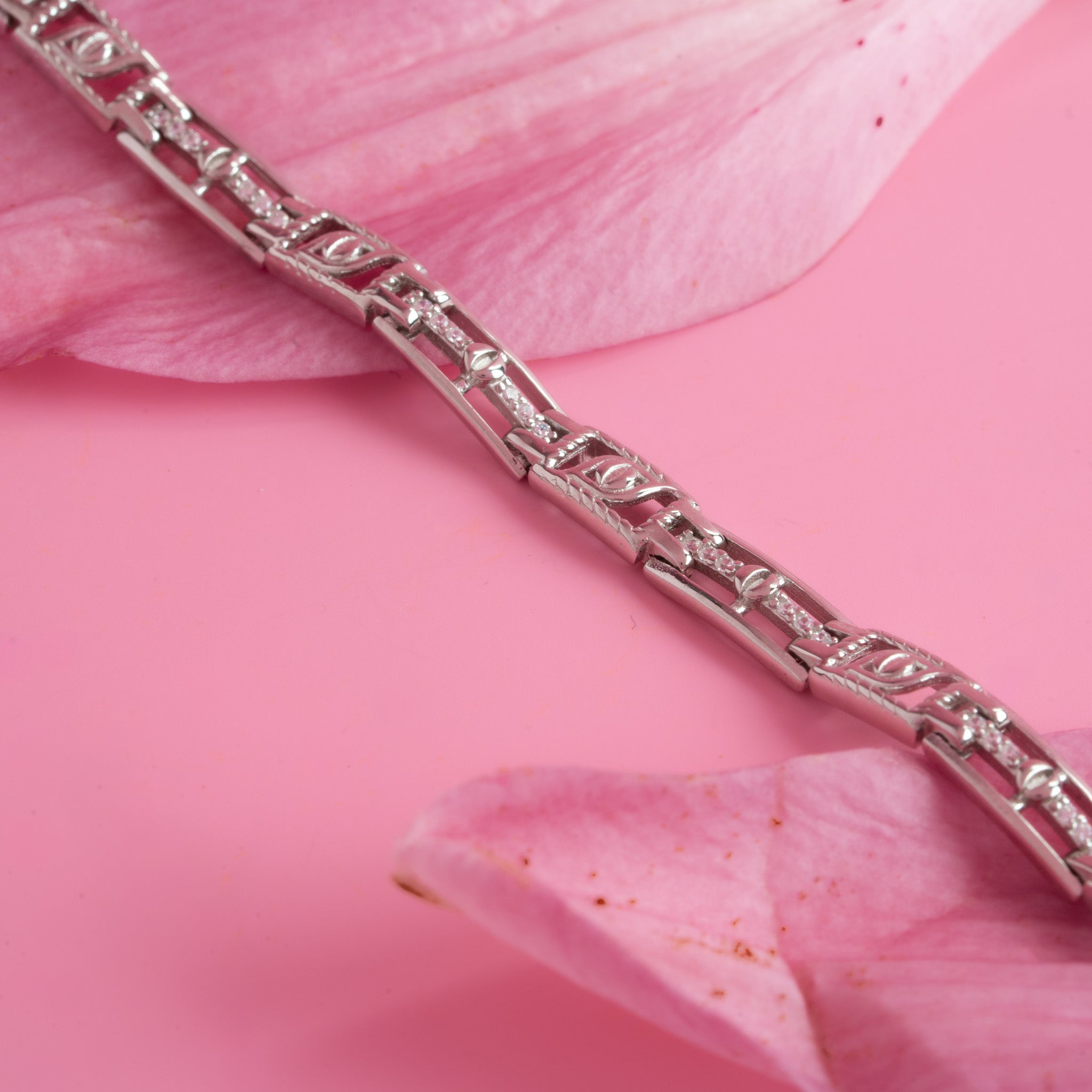 Silver bracelet detailed link design