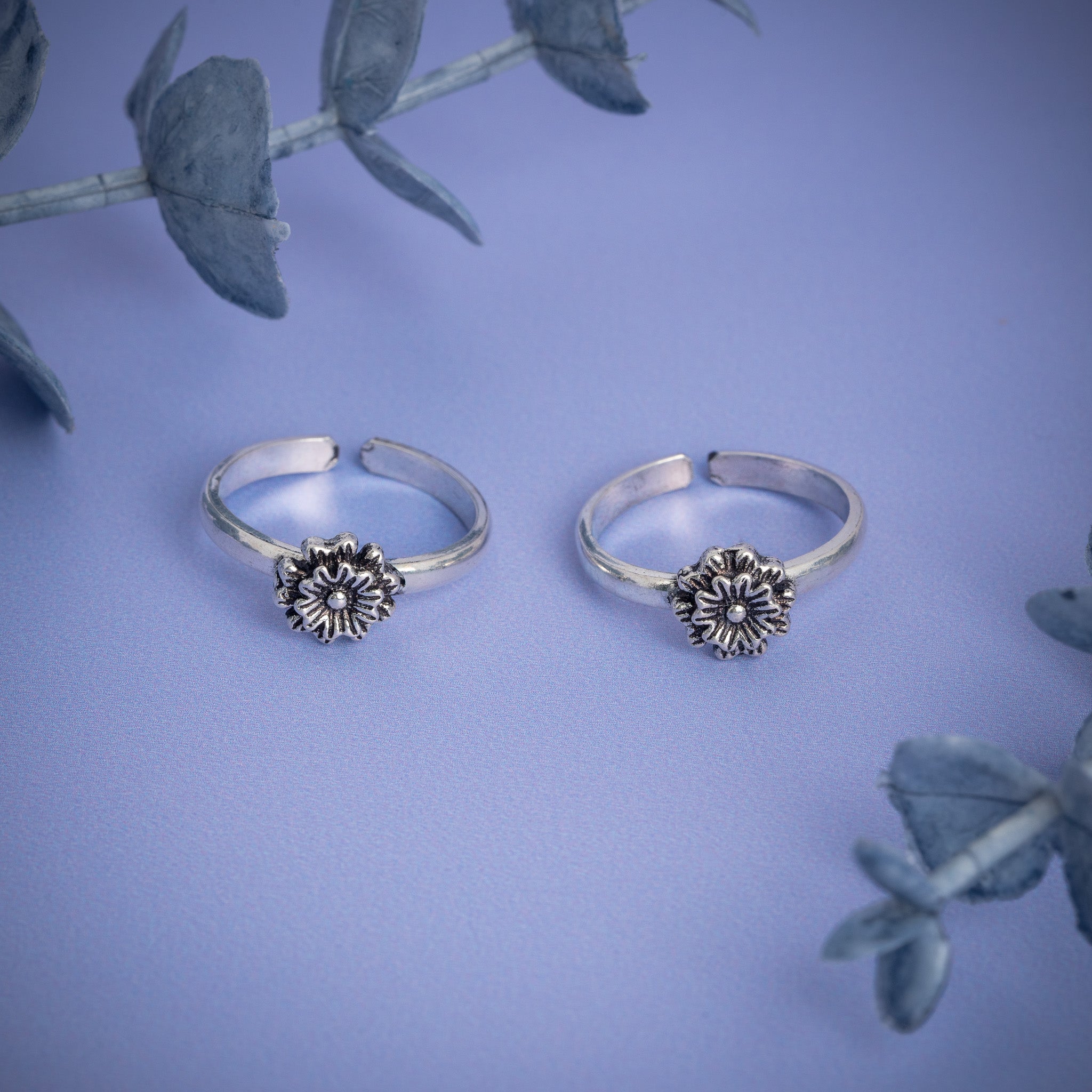 Silver floral design adjustable toe ring