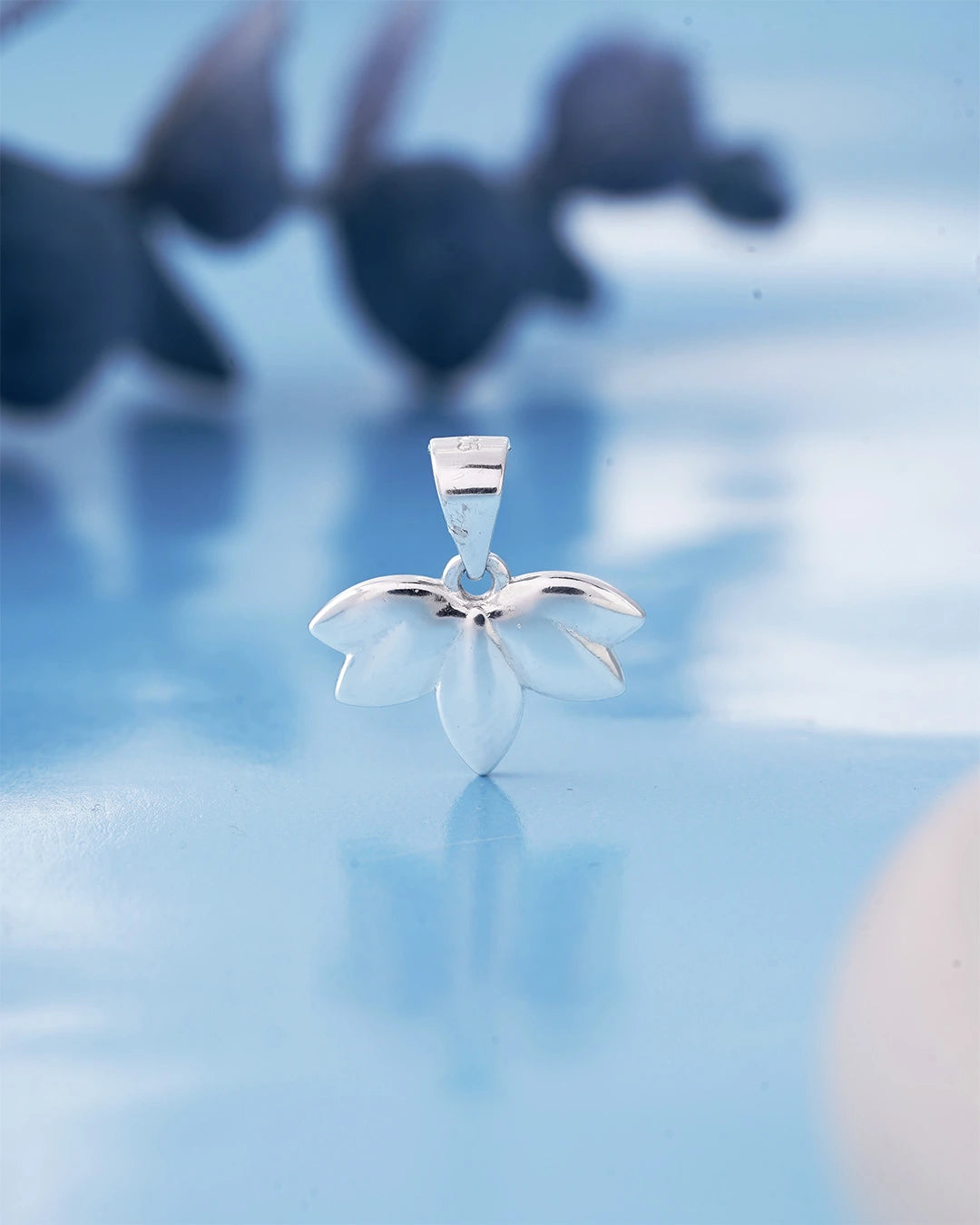 Silver ivy leaf shaped pendant