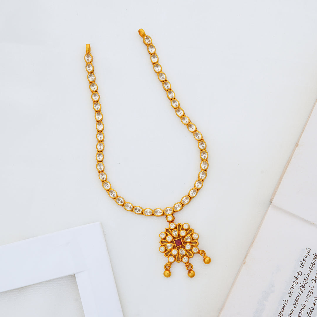 Soraski stone short necklace with floral pendant design