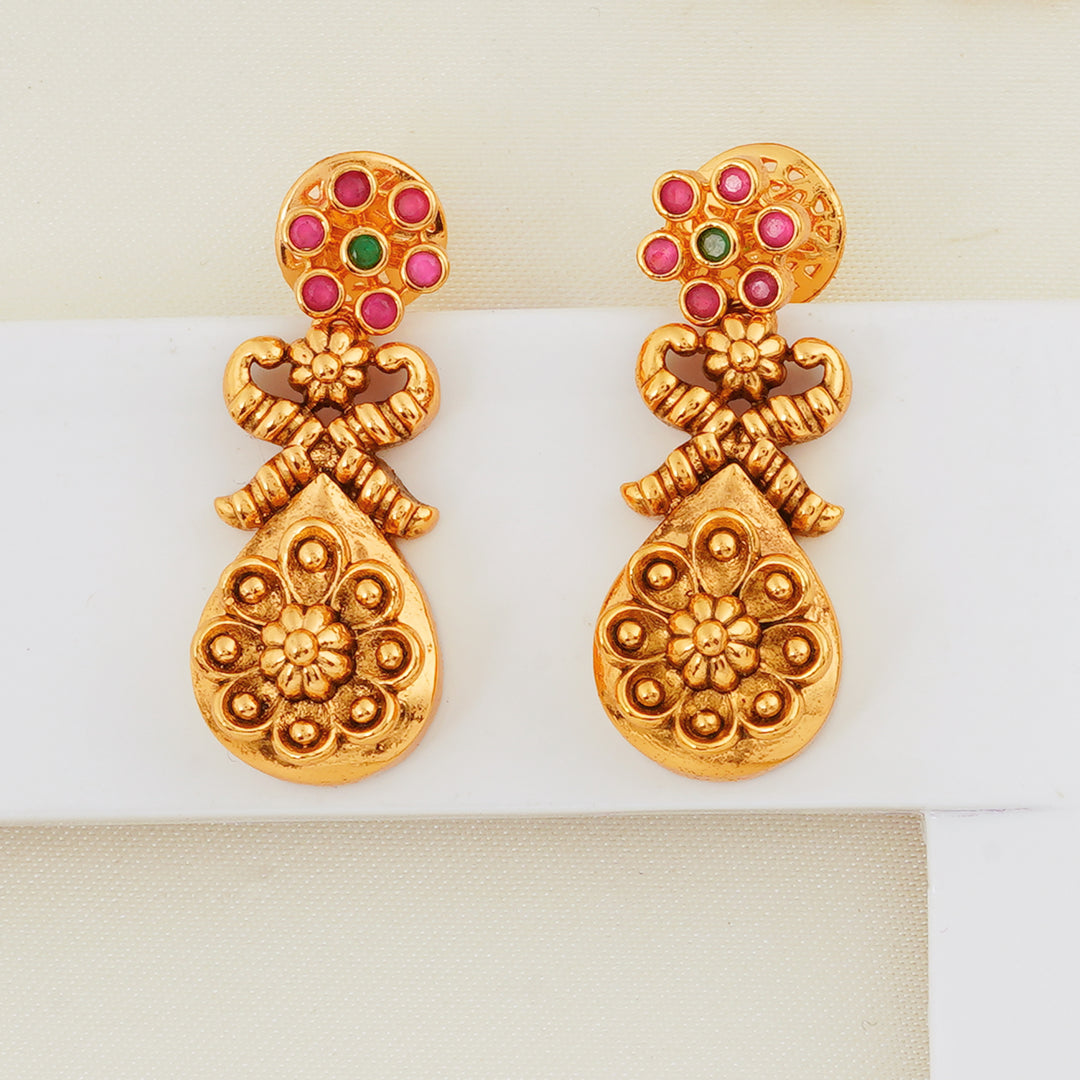 Traditional gold plated matching stud