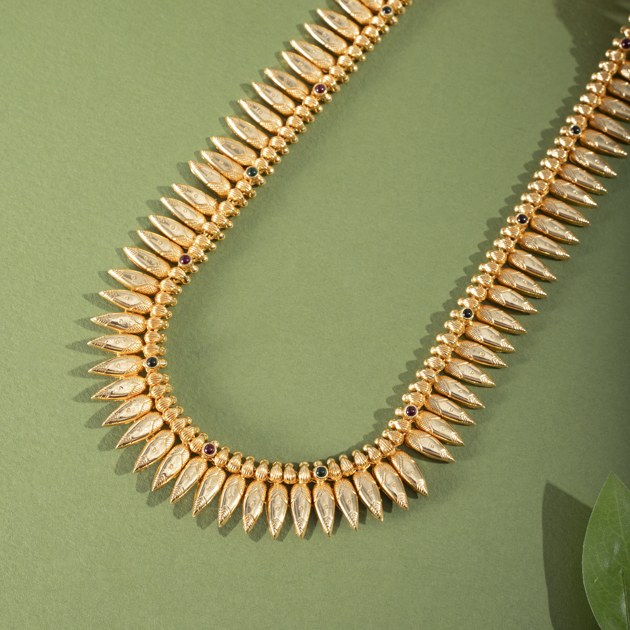 Traditional spike style gold necklace