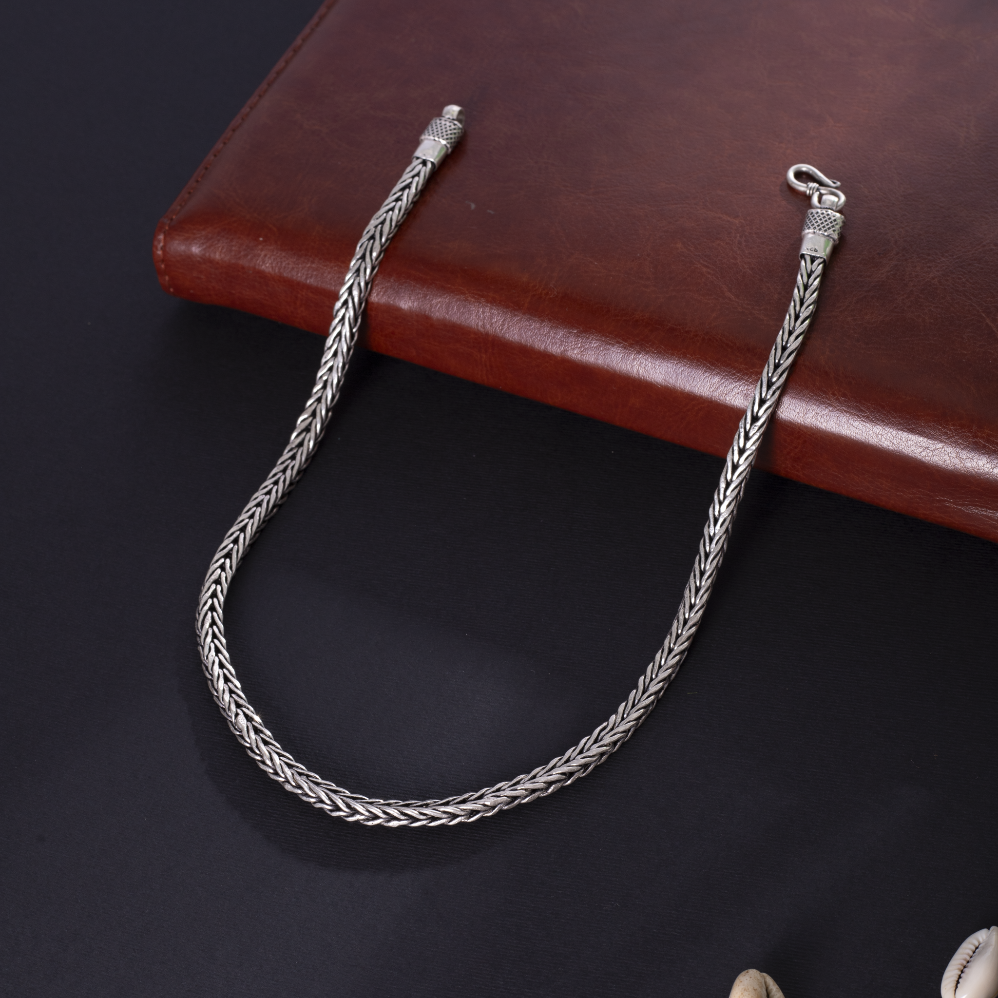 Woven silver chain design