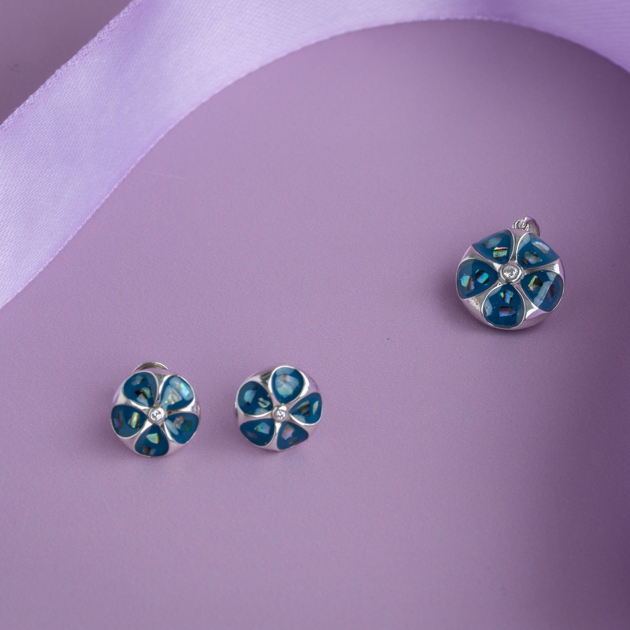 blue stone round pendant set