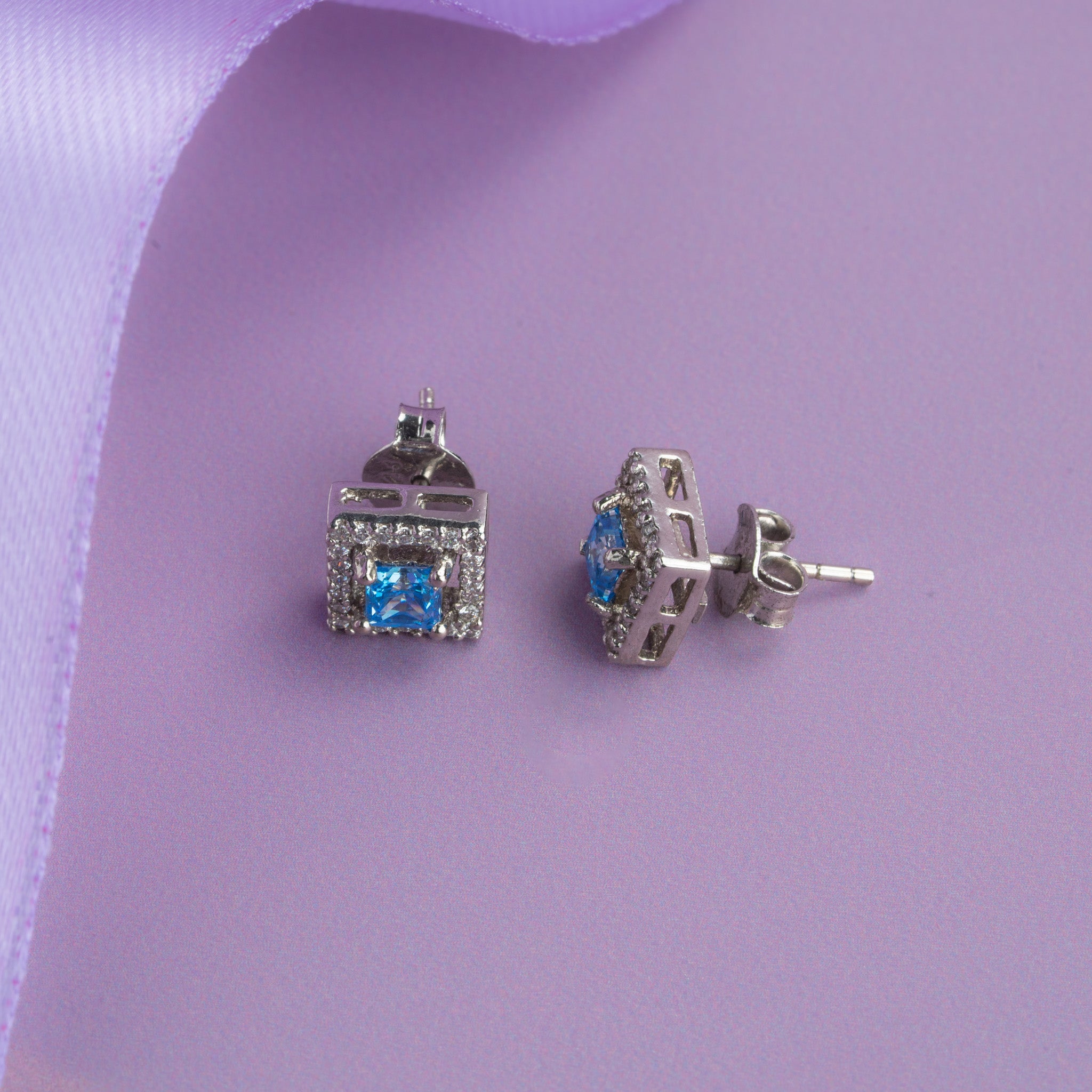 Blue stone silver stud