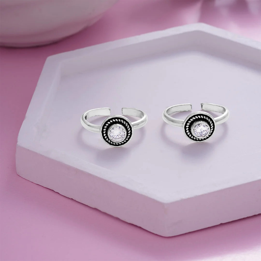 oxidised circular detailing white stone silver toe ring  