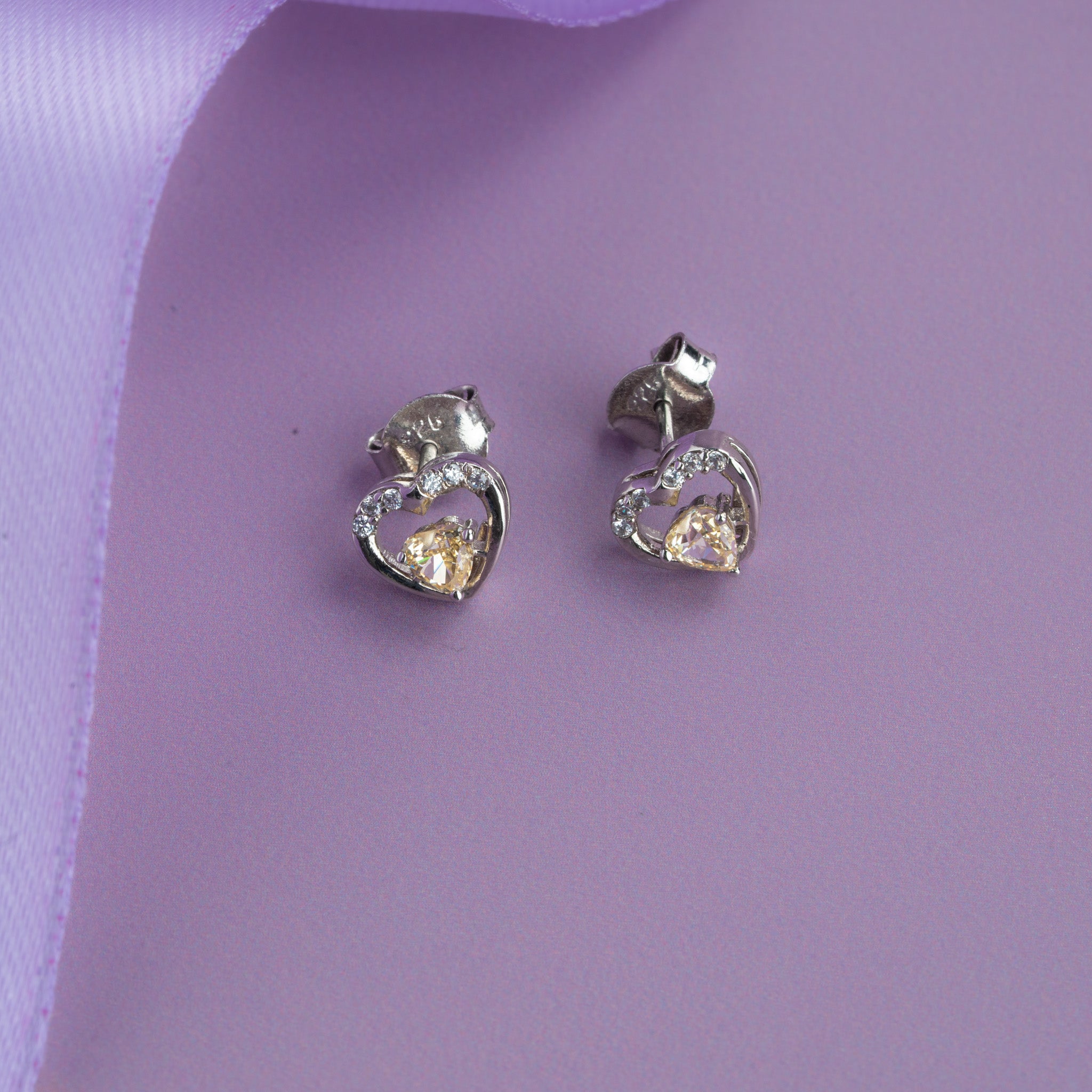 sparkling yellow gemstone centre stud