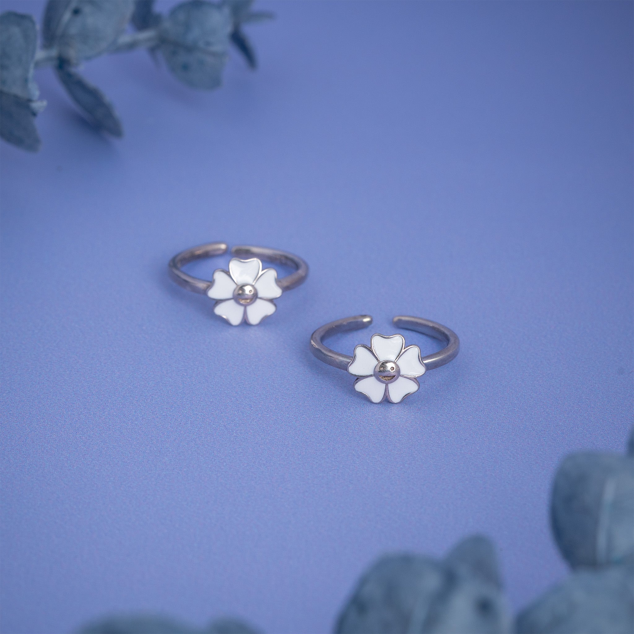 white flower silver toe ring